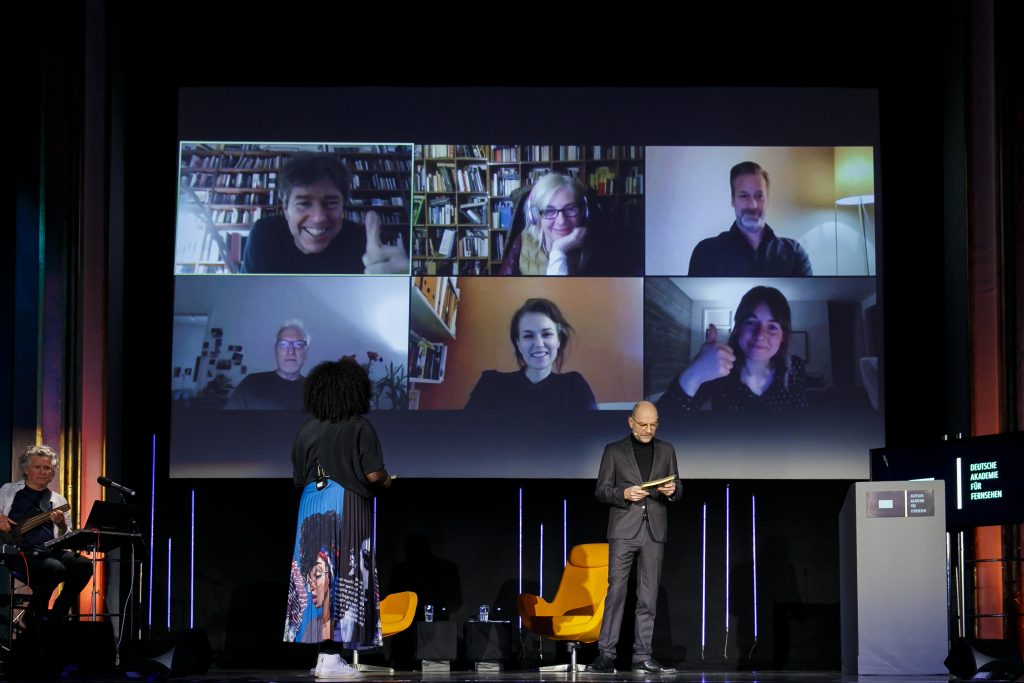 Wir sehen 6 Gesichter in einer Videokonferenz